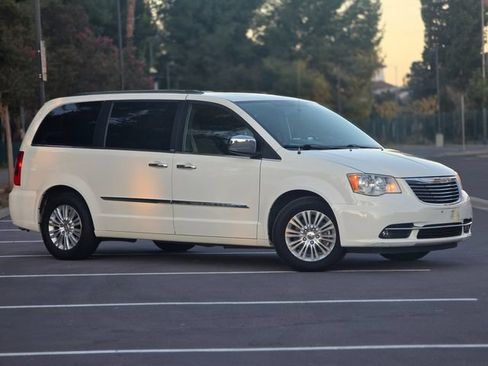 Used 2012 Chrysler Town & Country Limited w/ Luxury Group FWD image 4