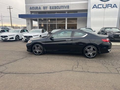 Used 2017 Honda Accord Touring image 3