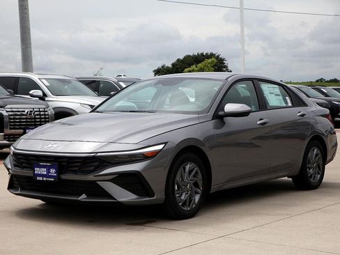 Used 2024 Hyundai Elantra SEL image 3