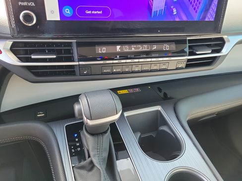 Used 2025 Toyota Sienna XLE FWD image 26