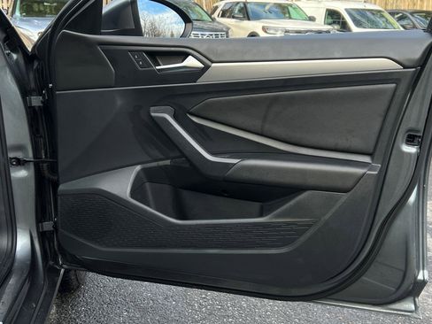 Used 2021 Volkswagen Jetta SE w/ SE Cold Weather Package image 9