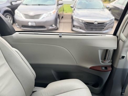 Used 2014 Toyota Sienna XLE image 16