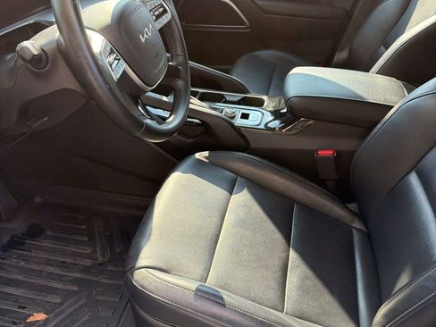 Used 2023 Kia Telluride LX image 4