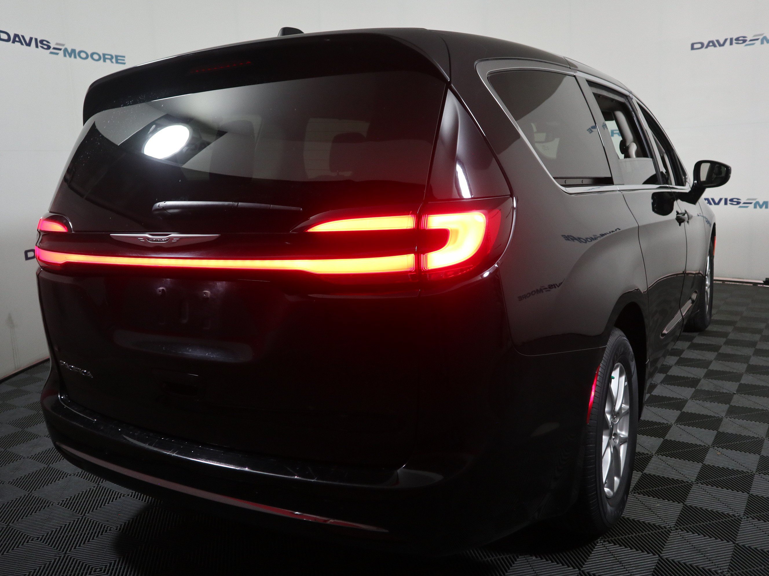 Used 2024 Chrysler Pacifica Touring-L FWD image 6