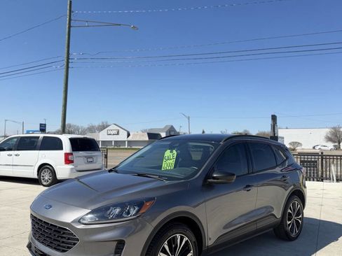 Used 2021 Ford Escape SE w/ SE Sport Appearance Package image 2