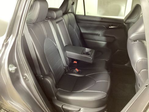 Used 2024 Toyota Highlander XLE AWD/4WD image 39
