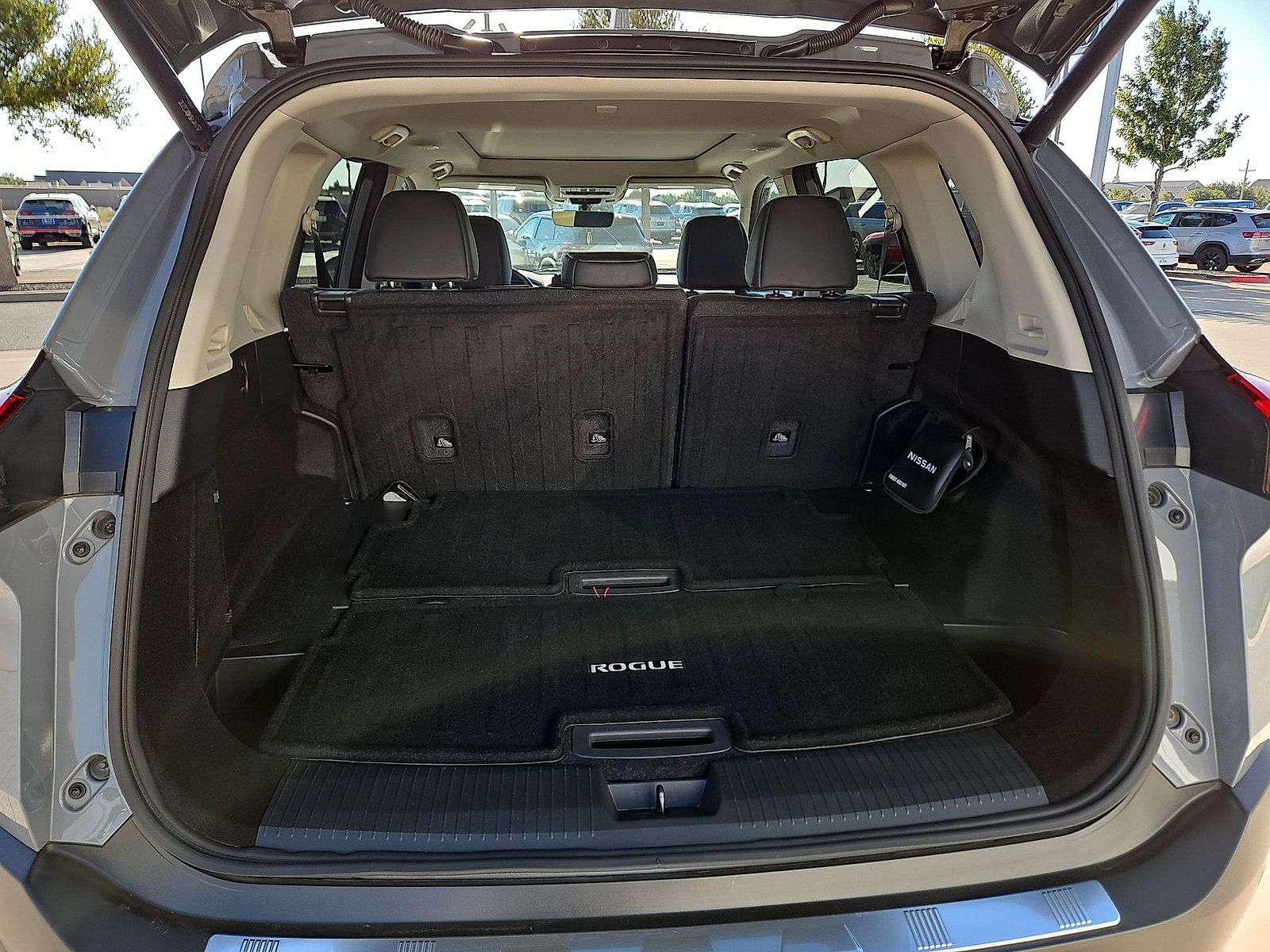 Used 2023 Nissan Rogue SL w/ SL Premium Package FWD image 12
