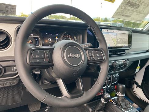 New 2025 Jeep Gladiator Sport AWD/4WD image 22