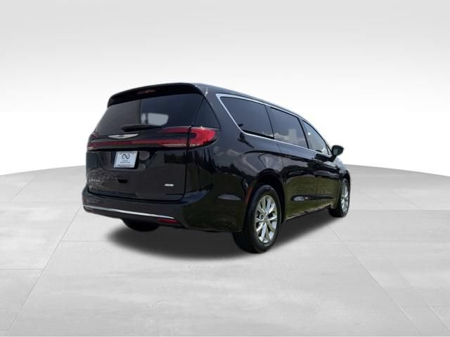 Used 2023 Chrysler Pacifica Touring-L AWD/4WD image 9
