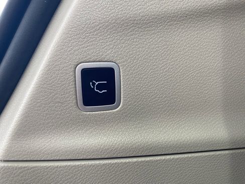 Used 2023 Chrysler Pacifica Touring-L FWD image 13