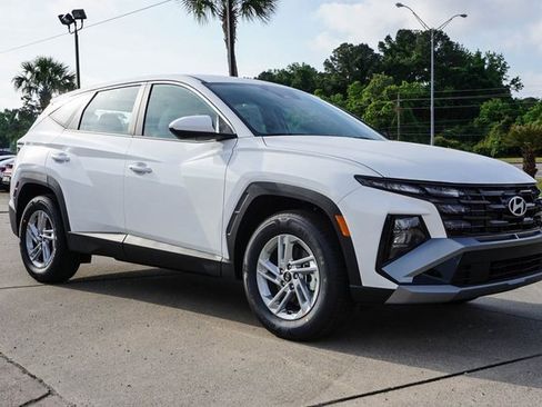 Certified 2025 Hyundai Tucson SE image 2