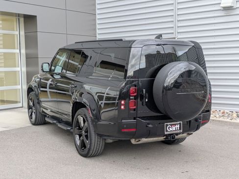 Used 2025 Land Rover Defender 130 X-Dynamic SE image 3