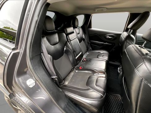 Used 2019 Jeep Cherokee Latitude Plus FWD image 19