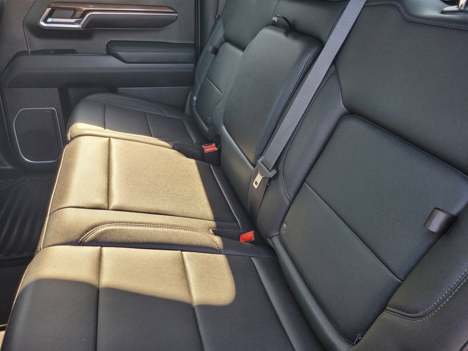 Used 2022 Chevrolet Silverado 1500 LT w/ Leather Package AWD/4WD image 11