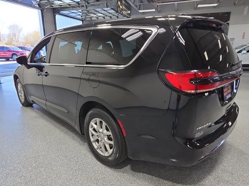 Used 2025 Chrysler Pacifica Select FWD image 5