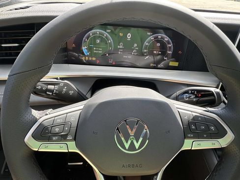 New 2026 Volkswagen Tiguan SE R-Line AWD/4WD image 17