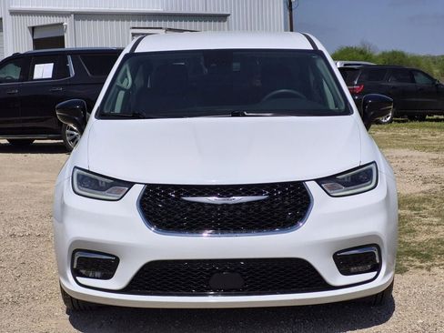 Used 2024 Chrysler Pacifica Touring-L FWD image 3