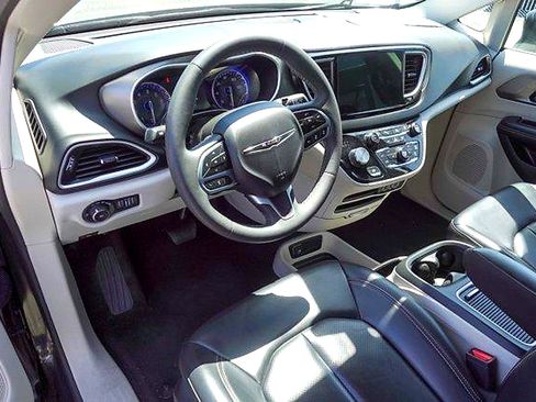 Used 2023 Chrysler Pacifica Touring-L FWD image 10