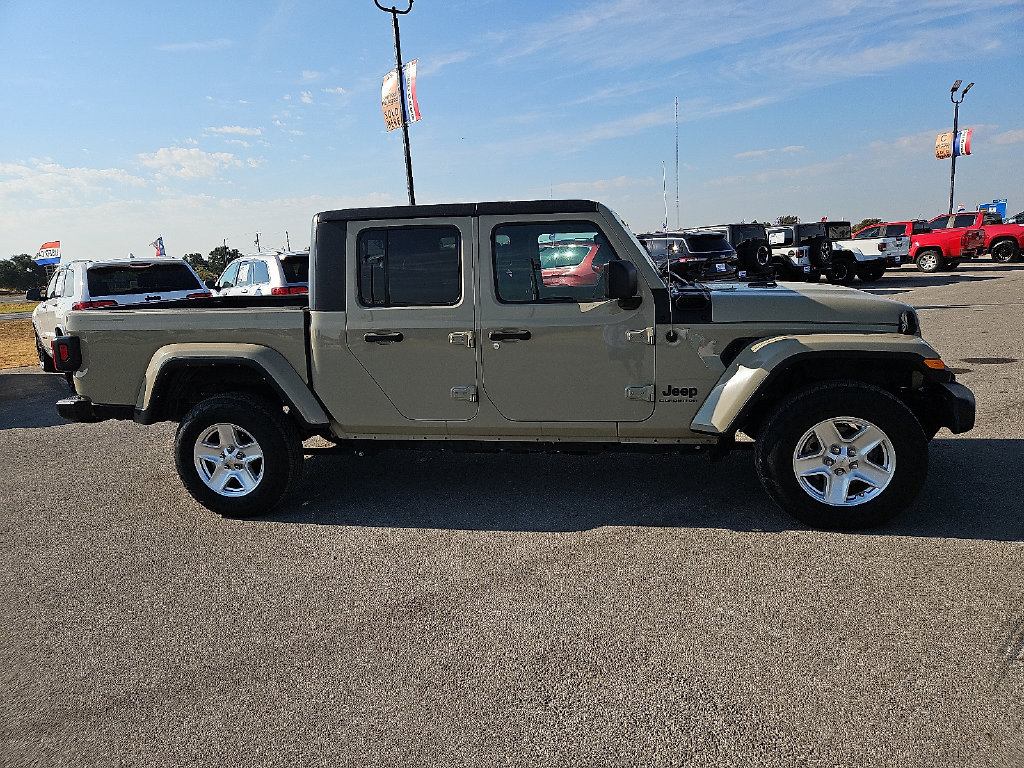 Used 2022 Jeep Gladiator Sport AWD/4WD image 9