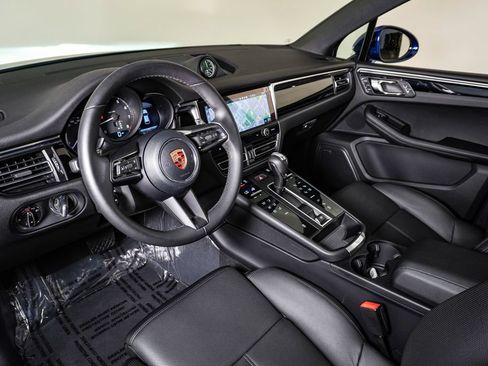 Certified 2026 Porsche Macan AWD/4WD image 4