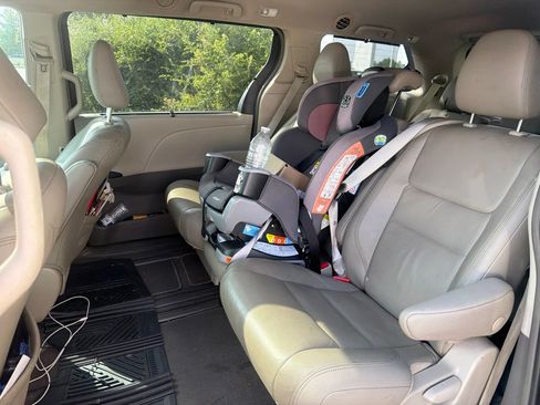 Used 2019 Toyota Sienna XLE Premium FWD image 6