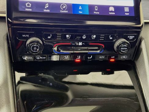 Used 2023 Jeep Grand Cherokee Limited w/ Luxury Tech Group II AWD/4WD image 16