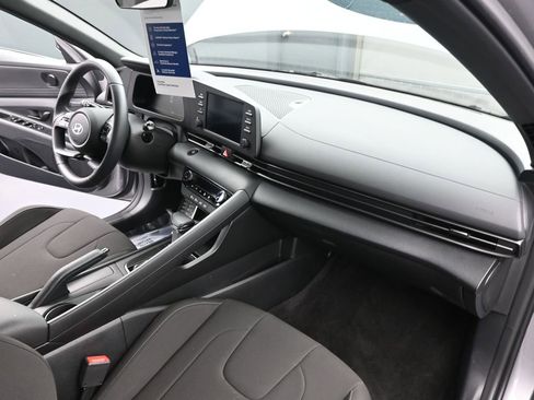 Certified 2025 Hyundai Elantra Sport image 17