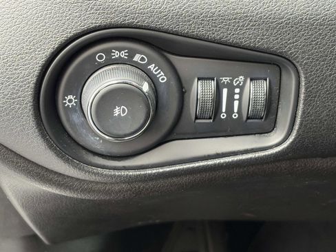 Used 2017 Jeep Renegade Latitude image 18