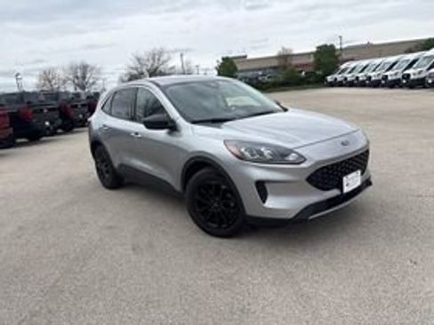 Used 2022 Ford Escape SE w/ Cold Weather Package FWD image 2