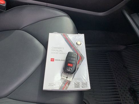 Used 2024 Toyota Highlander XLE image 9