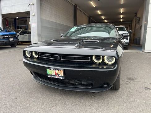 Used 2019 Dodge Challenger SXT image 1