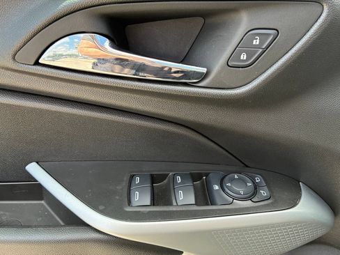 Used 2025 Chevrolet Trax LS w/ LS Convenience Package FWD image 5