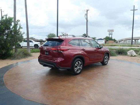 Used 2022 Toyota Highlander XLE image 2