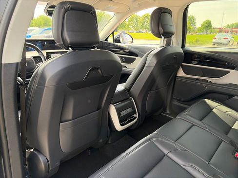 Used 2025 Lincoln Nautilus Premier AWD/4WD image 29