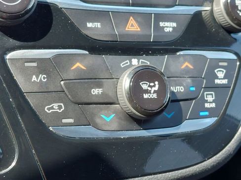 Used 2023 Chrysler Pacifica Touring FWD image 35