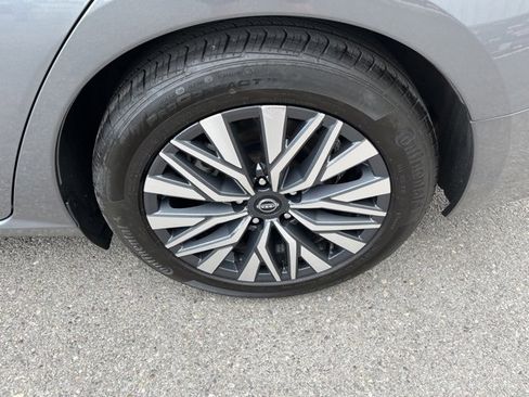 Used 2024 Nissan Altima 2.5 SV image 18