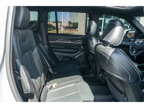 Used 2023 Jeep Grand Cherokee Overland RWD image 17