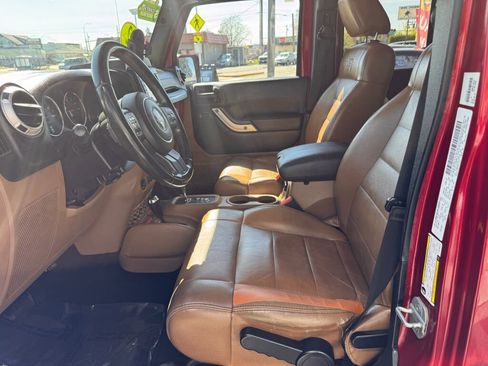 Used 2012 Jeep Wrangler Unlimited Sahara w/ Connectivity Group AWD/4WD image 13