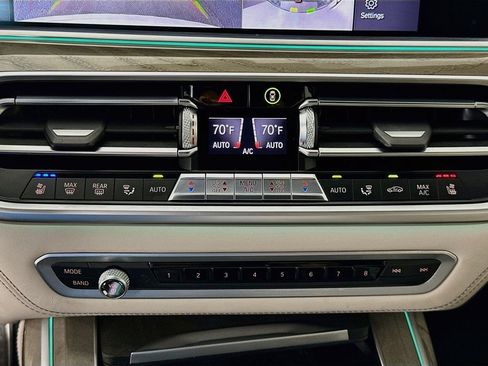 Used 2020 BMW X7 M50i w/ Dynamic Handling Package AWD/4WD image 16