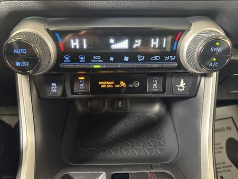 Used 2021 Toyota RAV4 SE image 16