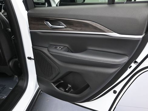 New 2025 Jeep Grand Cherokee Limited image 36