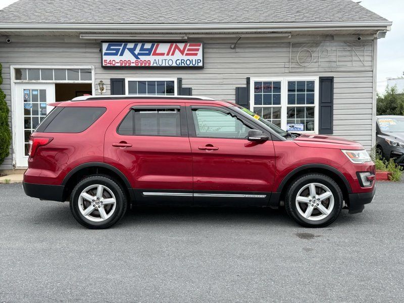 Used 2017 Ford Explorer XLT w/ Equipment Group 202A AWD/4WD image 1