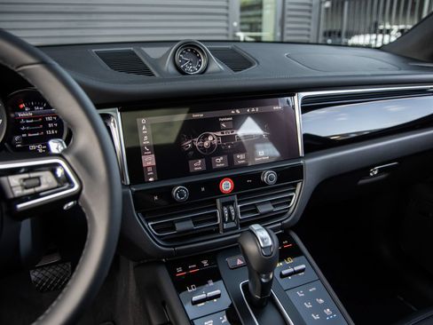 Certified 2026 Porsche Macan AWD/4WD image 30