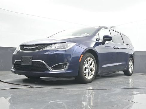 Used 2017 Chrysler Pacifica Touring Plus w/ Tire & Wheel Group FWD image 26