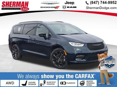 Used 2025 Chrysler Pacifica Limited w/ Uconnect Theater Family Group