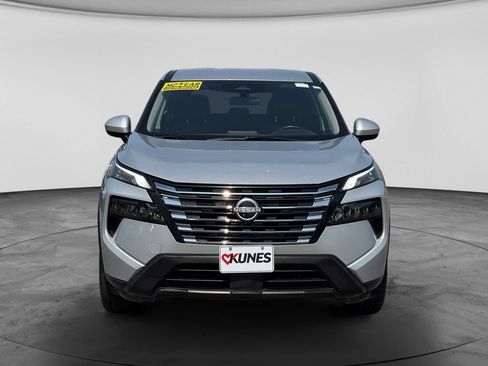 Used 2025 Nissan Rogue SV AWD/4WD image 2