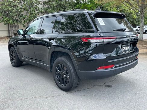 Used 2025 Jeep Grand Cherokee Altitude RWD image 5