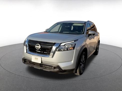 Used 2025 Nissan Pathfinder SV image 7