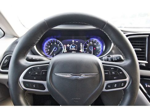 Used 2023 Chrysler Pacifica Touring-L FWD image 15