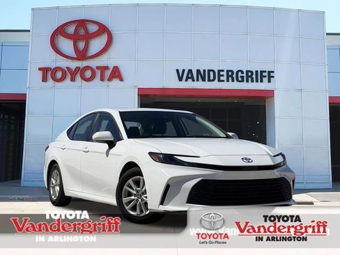 Certified 2025 Toyota Camry LE image 1